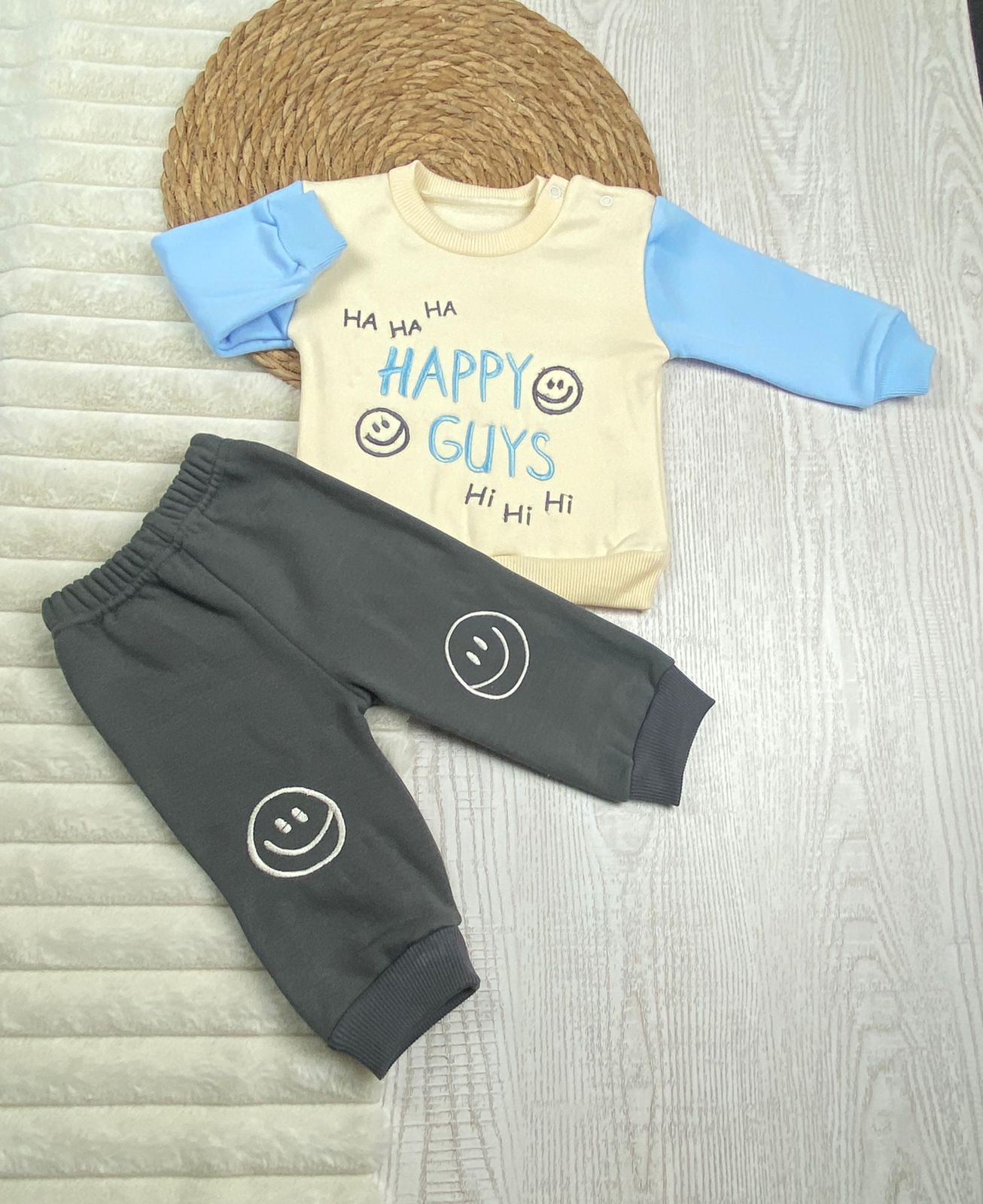 طقم اولادي وبناتي شتوي خامه ميلتون مكون من قطعتين happy guys smile❤️🤍