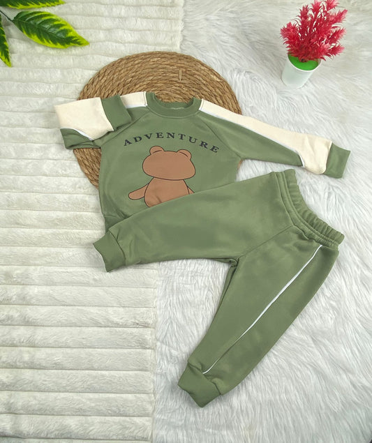 طقم اولادي وبناتي شتوي خامه ميلتون مكون من قطعتين adventure🤍🤍