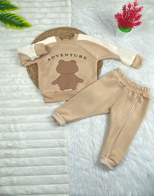 طقم اولادي وبناتي شتوي خامه ميلتون مكون من قطعتين adventure🤍🤍