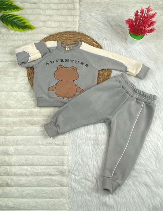 طقم اولادي وبناتي شتوي خامه ميلتون مكون من قطعتين adventure🤍🤍