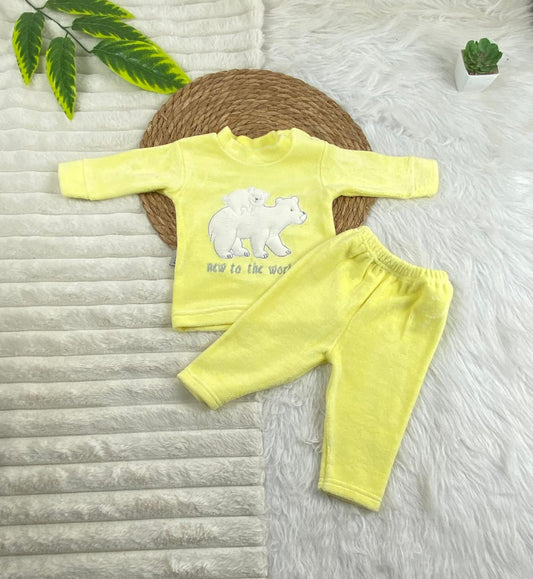 بيجامه قطيفه اولادي و بناتي مكونه من قطعتين خامه مريحه رسمة دبيين🤍🩷