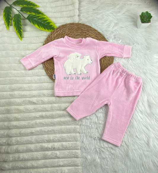 بيجامه قطيفه اولادي و بناتي مكونه من قطعتين خامه مريحه رسمة دبيين🤍🩷