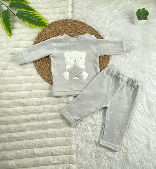 بيجامه قطيفه اولادي و بناتي مكونه من قطعتين خامه مريحه رسمة دب ونجمه 🤍🩷