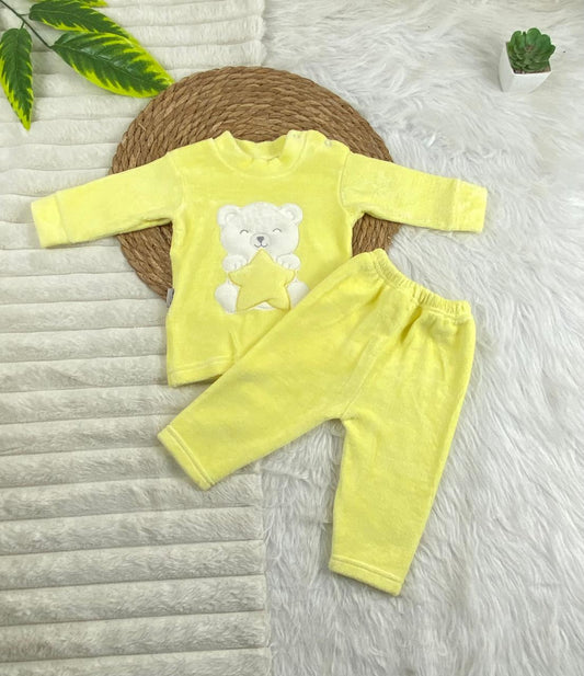 بيجامه قطيفه اولادي و بناتي مكونه من قطعتين خامه مريحه رسمة دب ونجمه 🤍🩷