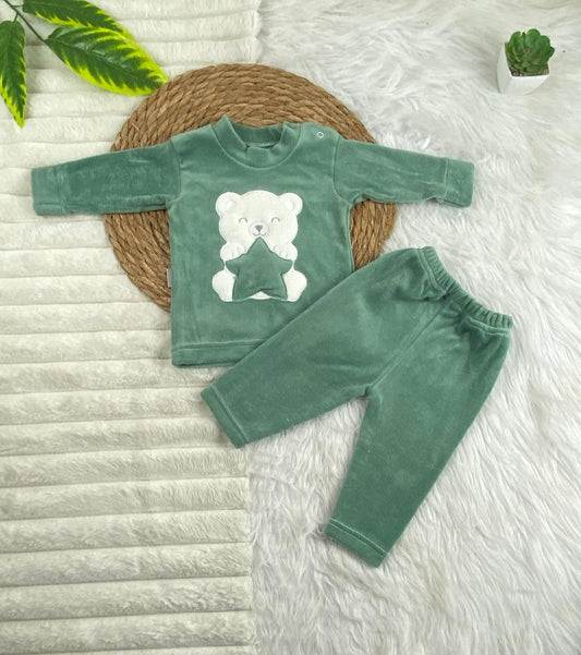 بيجامه قطيفه اولادي و بناتي مكونه من قطعتين خامه مريحه رسمة دب ونجمه 🤍🩷