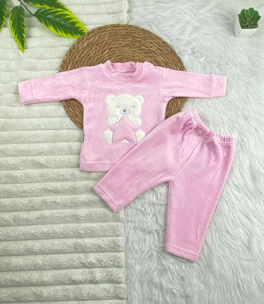 بيجامه قطيفه اولادي و بناتي مكونه من قطعتين خامه مريحه رسمة دب ونجمه 🤍🩷