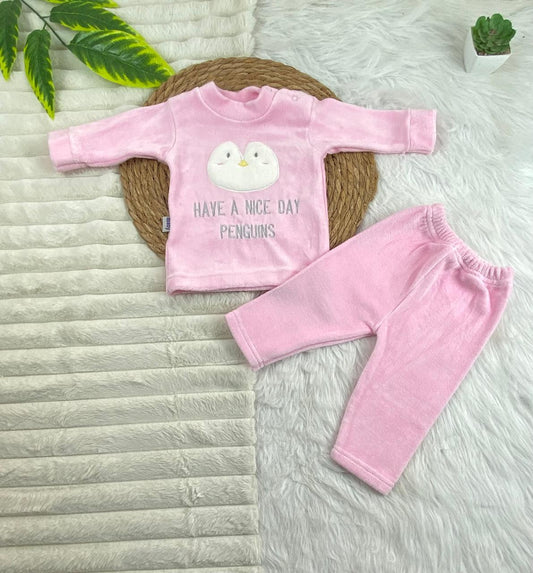 بيجامه قطيفه اولادي و بناتي مكونه من قطعتين خامه مريحه penguins🤍🩷