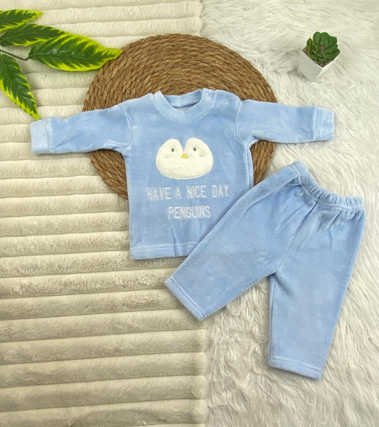 بيجامه قطيفه اولادي و بناتي مكونه من قطعتين خامه مريحه penguins🤍🩷