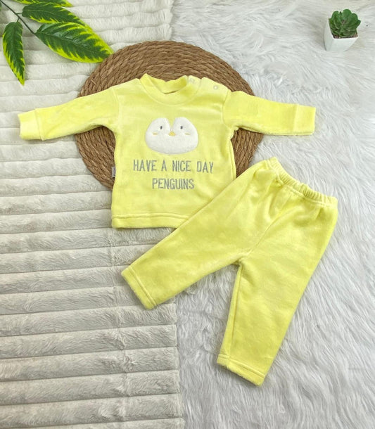 بيجامه قطيفه اولادي و بناتي مكونه من قطعتين خامه مريحه penguins🤍🩷