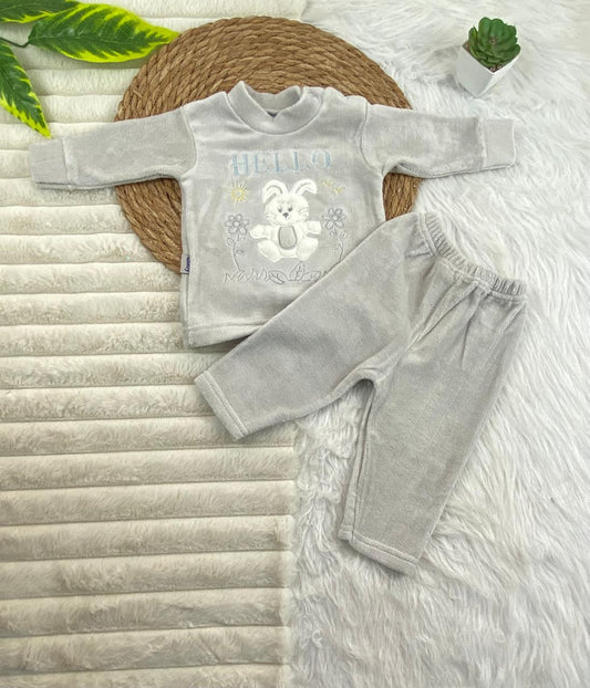 بيجامه قطيفه اولادي و بناتي مكونه من قطعتين خامه مريحه رسمة ارنبه 🤍🩷