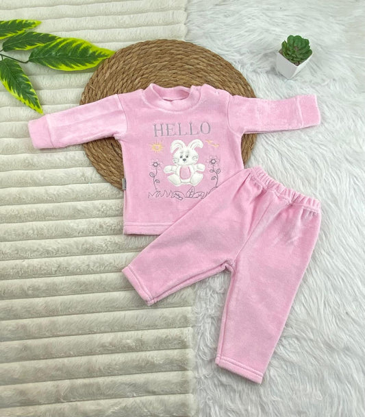 بيجامه قطيفه اولادي و بناتي مكونه من قطعتين خامه مريحه رسمة ارنبه 🤍🩷