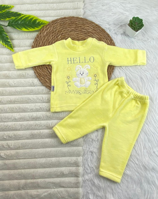 بيجامه قطيفه اولادي و بناتي مكونه من قطعتين خامه مريحه رسمة ارنبه 🤍🩷