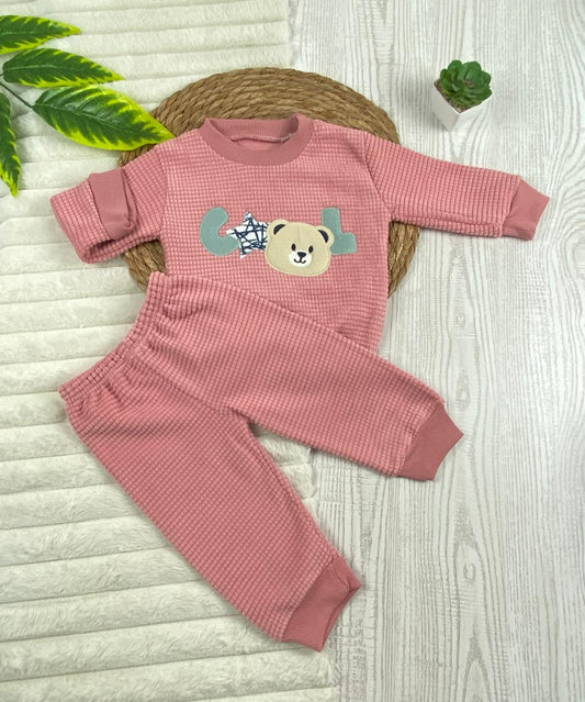 طقم اولادي وبناتي شتوي خامه قطيفه مكون من قطعتين مبطن من الداخل cool🤍🤍