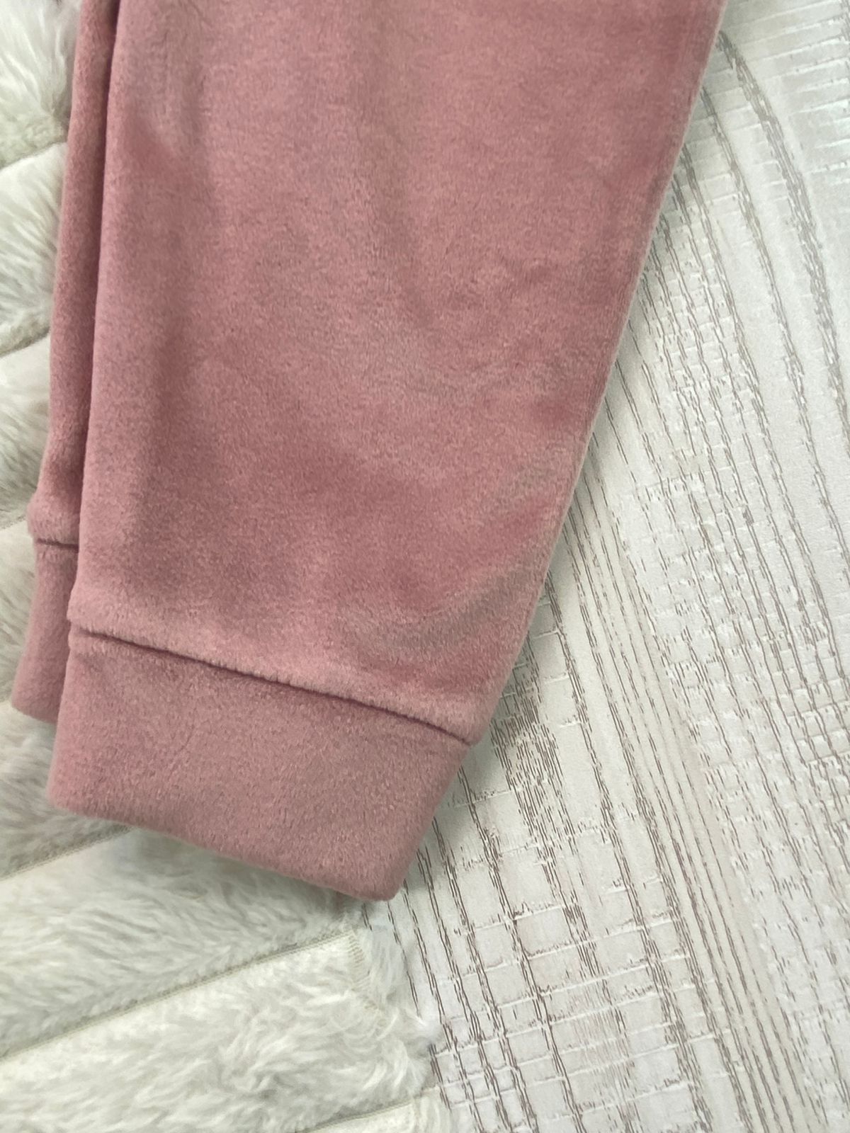 بيجامه بناتي شتوي قطيفه مبطنه من الداخل ف مكون من قطعتين رسمة 3 ارانب 🤍🩷