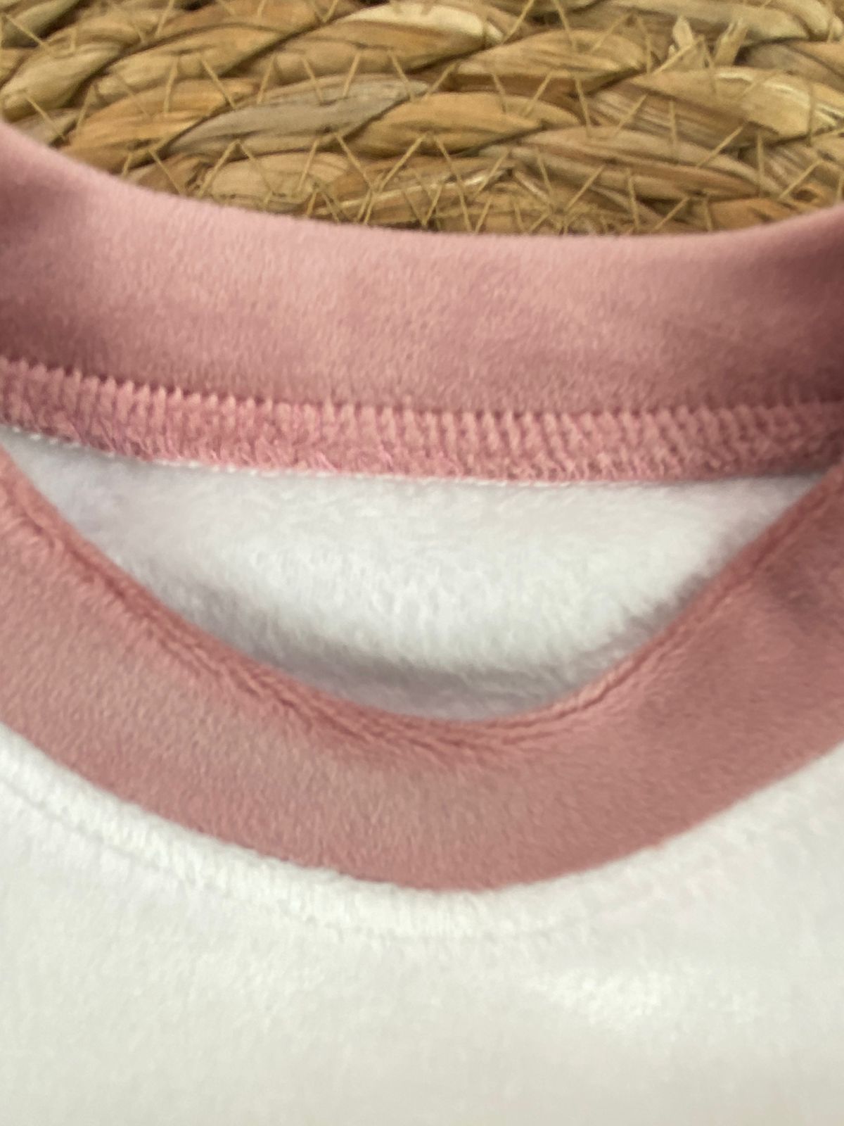 بيجامه بناتي شتوي قطيفه مبطنه من الداخل ف مكون من قطعتين رسمة 3 ارانب 🤍🩷