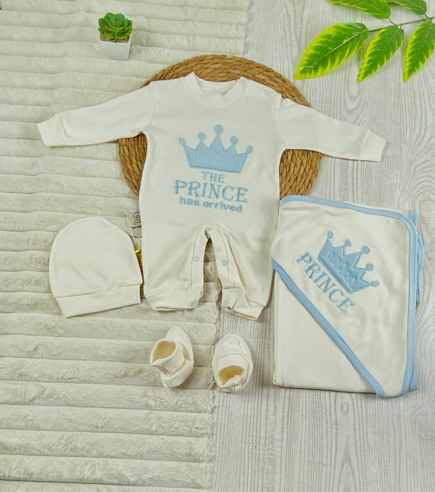 طقم مستشفي قطن 100% مكون من اربع قطع رسمة تاج 🩷💙🖤