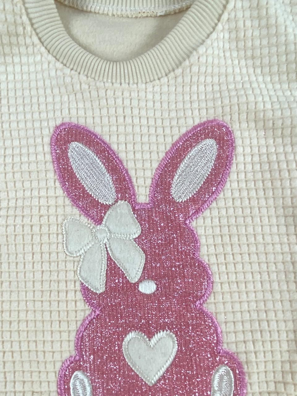 طقم بناتي شتوي خامه قطيفه مكون من قطعتين مبطن من الداخل رسمة ارنب🤍🤍