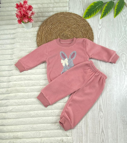 طقم بناتي شتوي خامه قطيفه مكون من قطعتين مبطن من الداخل رسمة ارنب🤍🤍