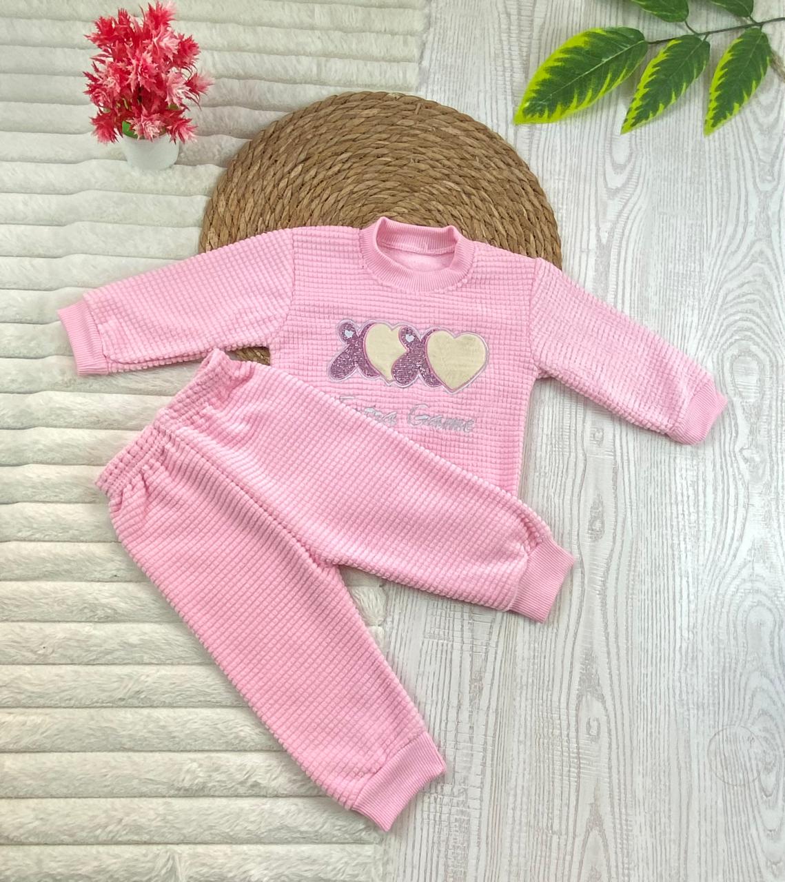 طقم بناتي شتوي خامه قطيفه مكون من قطعتين مبطن من الداخل xo🤍🤍