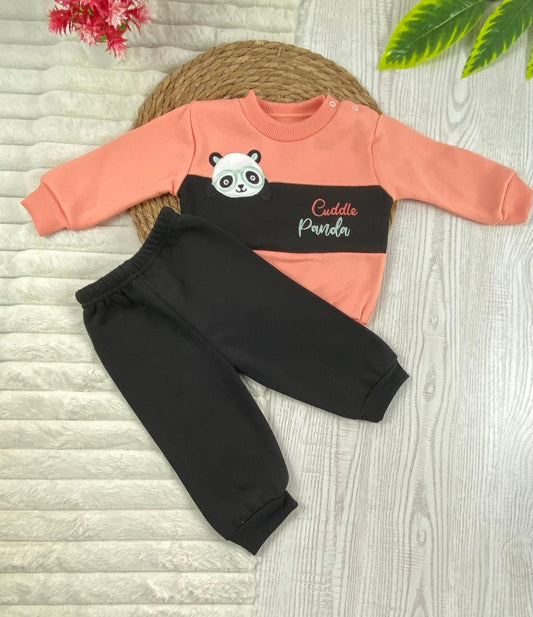 طقم اولادي وبناتي شتوي خامه ميلتون مكون من قطعتين رسمة باندا ❤️🤍