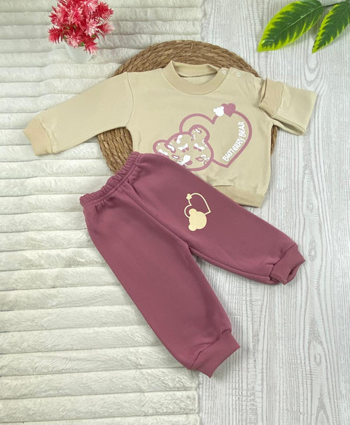 طقم بناتي شتوي خامه ميلتون مكون من قطعتين رسمة قلوب ❤️🤍