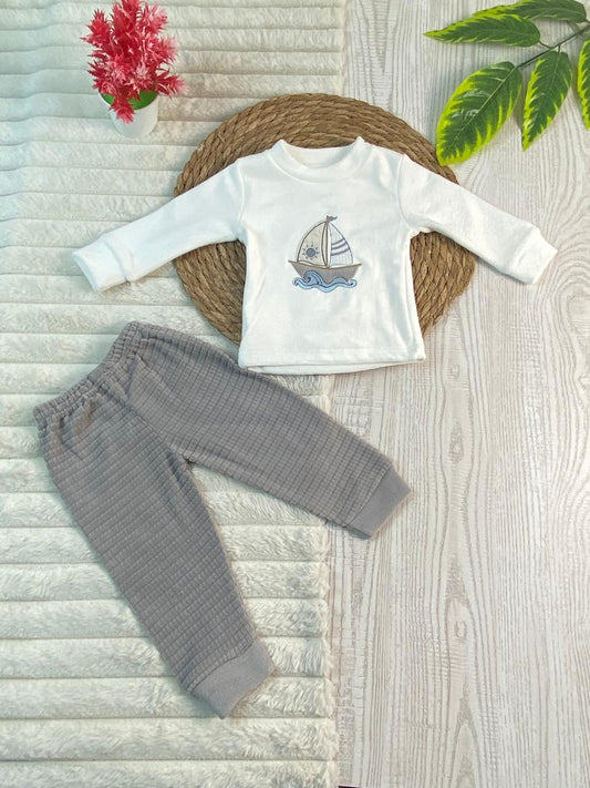 بيجامه اولادي و بناتي شتوي قطيفه مبطنه من الداخل ف مكون من قطعتين رسمة مركب🤍🩷