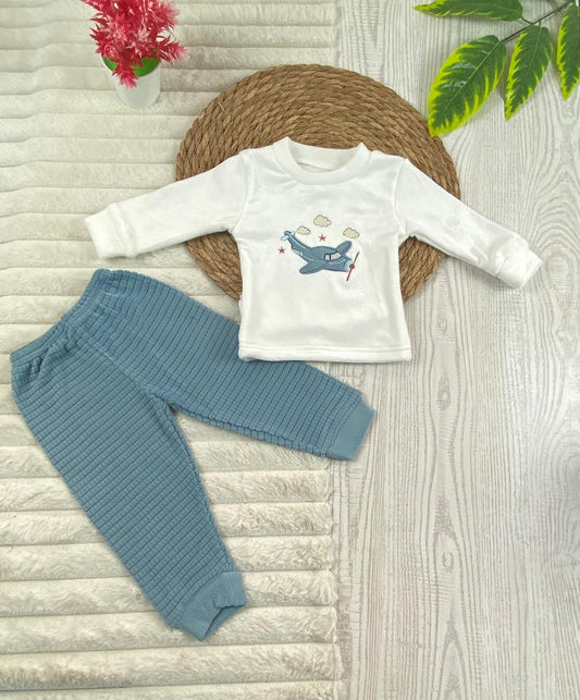 بيجامه اولادي و بناتي شتوي قطيفه مبطنه من الداخل ف مكون من قطعتين رسمة طياره🤍🩷