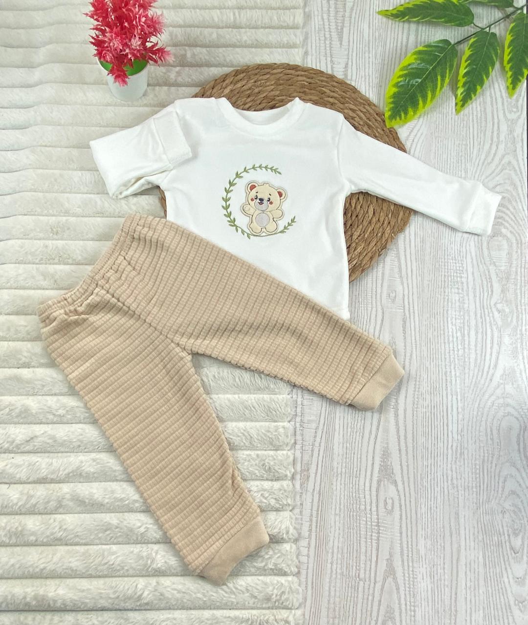 بيجامه اولادي و بناتي شتوي قطيفه مبطنه من الداخل ف مكون من قطعتين رسمة دب🤍🩷