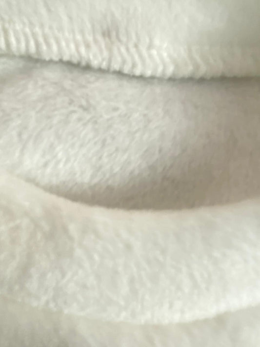 بيجامه اولادي و بناتي شتوي قطيفه مبطنه من الداخل ف مكون من قطعتين رسمة دب🤍🩷