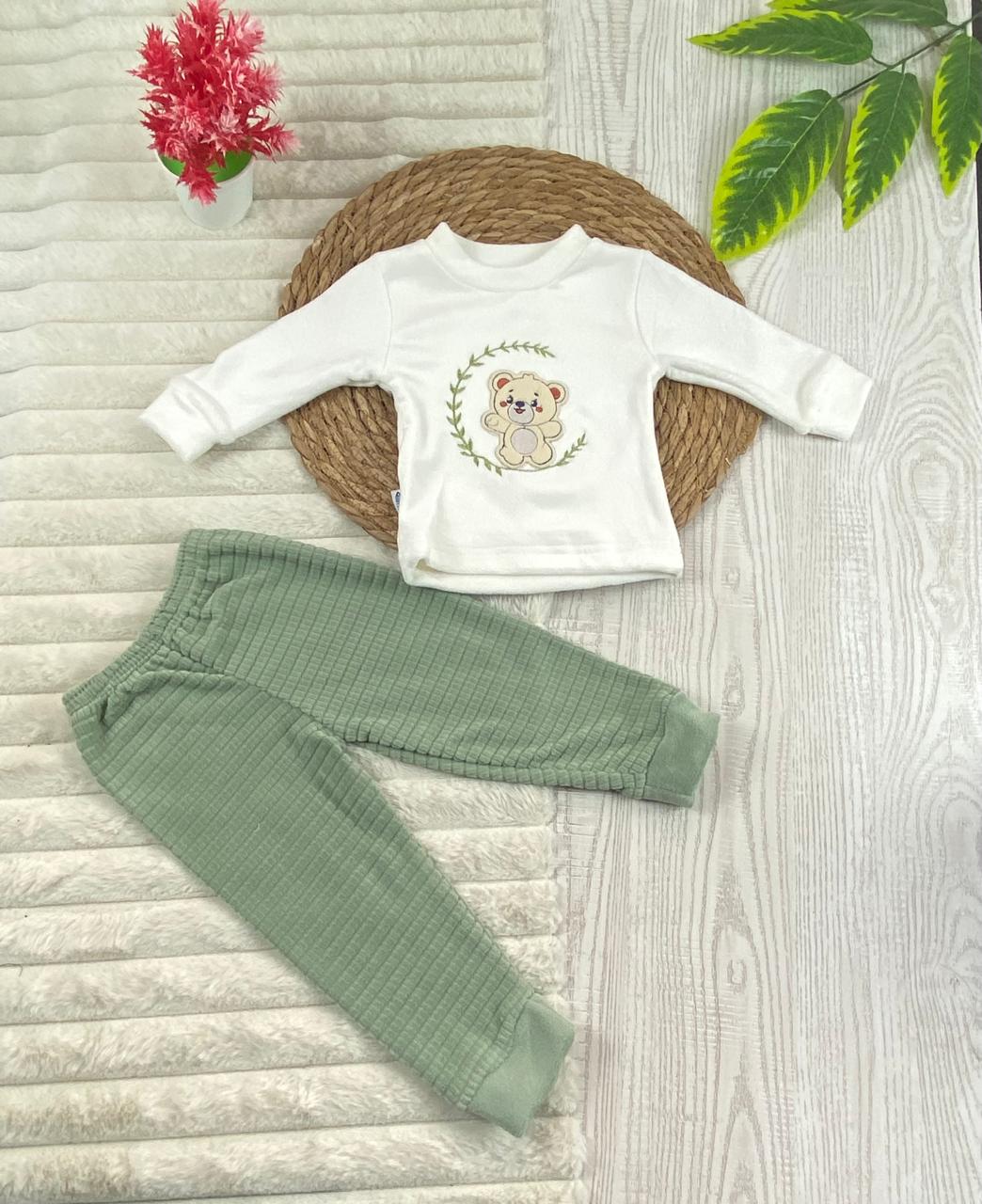 بيجامه اولادي و بناتي شتوي قطيفه مبطنه من الداخل ف مكون من قطعتين رسمة دب🤍🩷