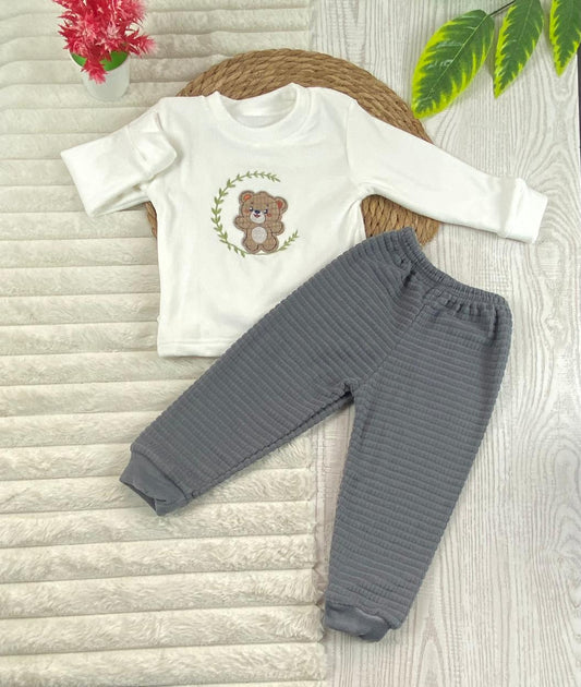 بيجامه اولادي و بناتي شتوي قطيفه مبطنه من الداخل ف مكون من قطعتين رسمة دب🤍🩷