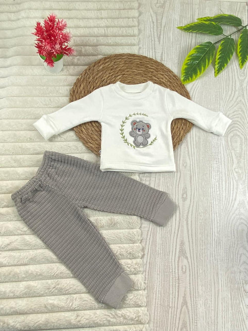 بيجامه اولادي و بناتي شتوي قطيفه مبطنه من الداخل ف مكون من قطعتين رسمة دب🤍🩷