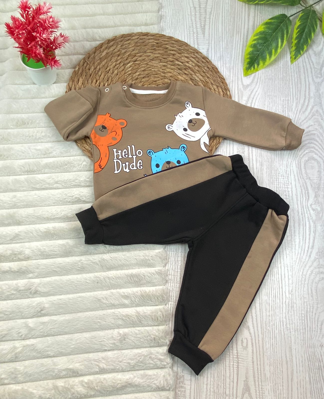 طقم اولادي بناتي شتوي خامه ميلتون مبطن من الداخل مكون من قطعتين hello dude❤️🤍