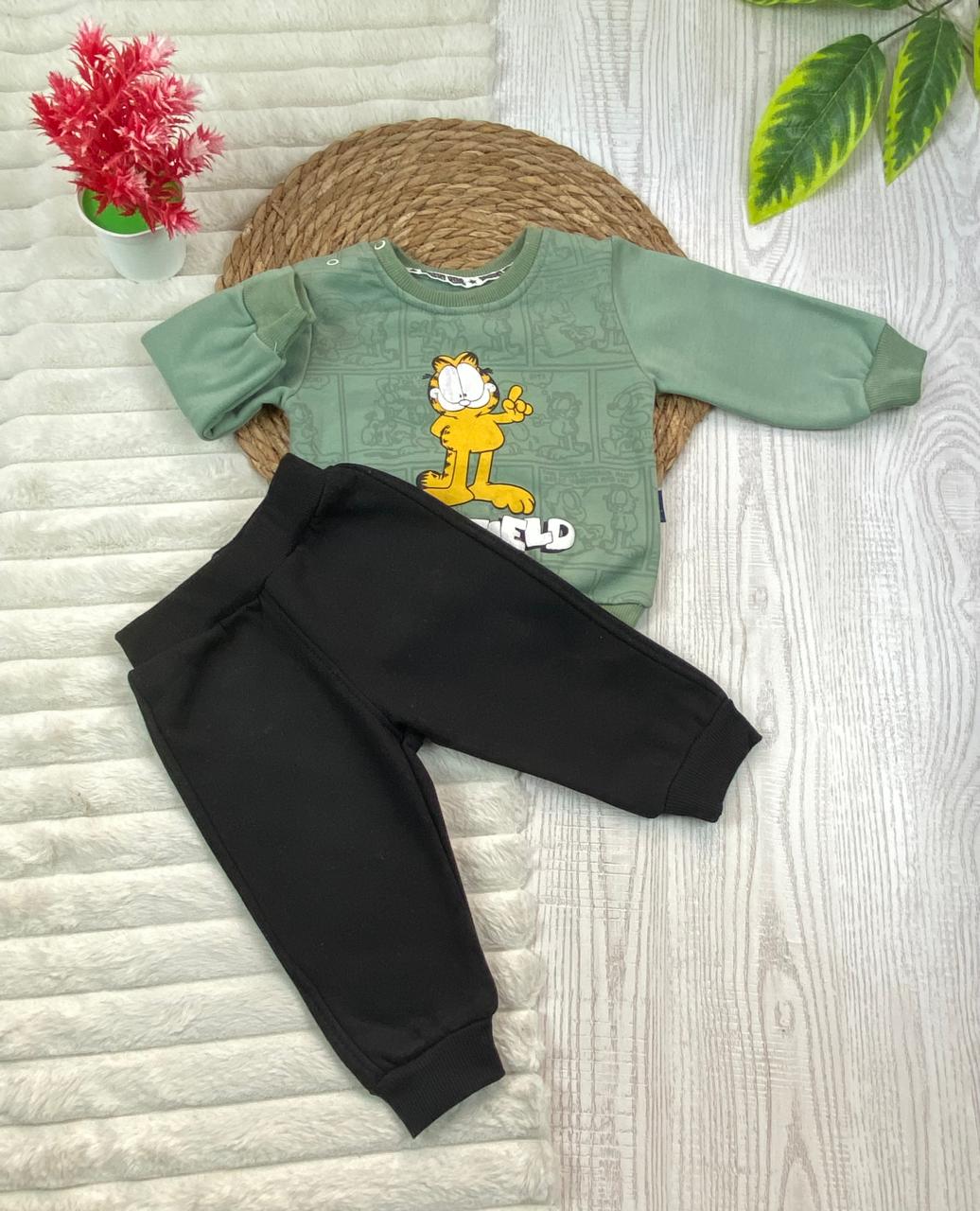 طقم اولادي و بناتي شتوي خامه ميلتون مكون من قطعتين مبطن من الداخل GARFIELD❤️🤍