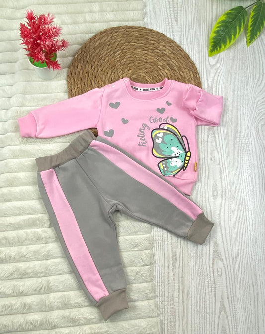 طقم بناتي شتوي خامه ميلتون مكون من قطعتين مبطن من الداخل رسمة فراشه❤️🤍