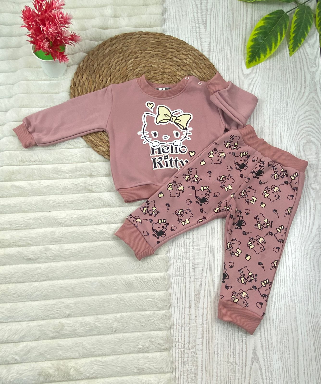 طقم بناتي شتوي خامه ميلتون مكون من قطعتين مبطن من الداخل melio kitty ❤️🤍