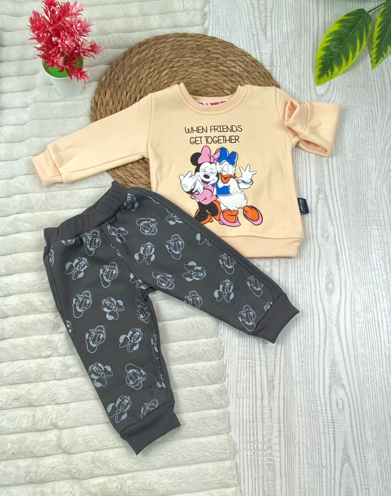 طقم بناتي شتوي خامه ميلتون مكون من قطعتين مبطن من الداخل رسمة ميني وبطوط❤️🤍