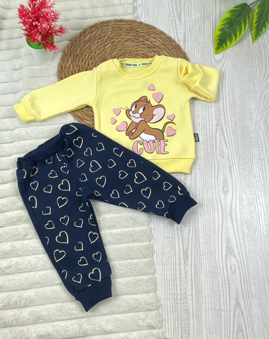 طقم بناتي شتوي خامه ميلتون مكون من قطعتين مبطن من الداخل رسمة جيري  ❤️🤍