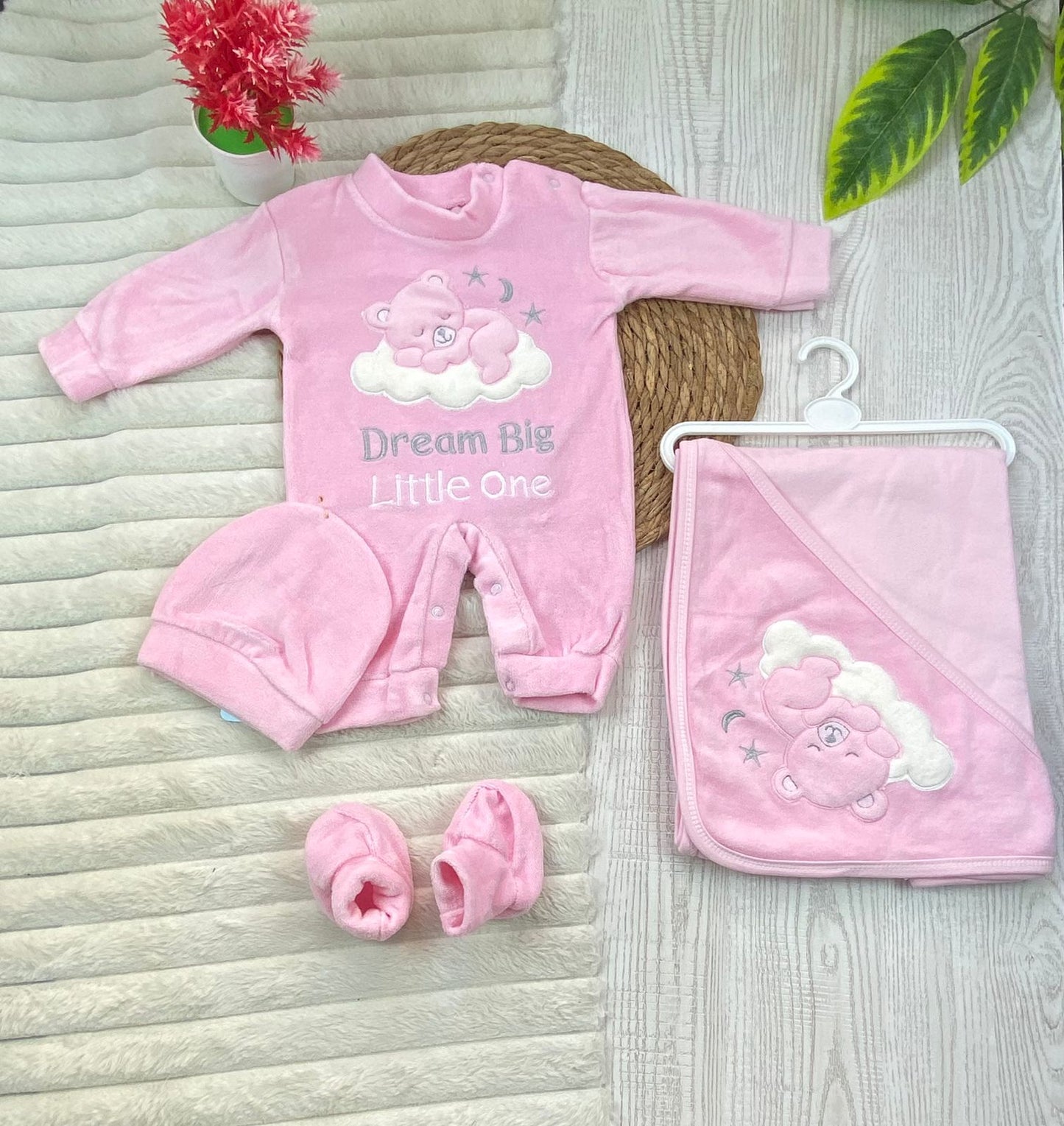 طقم مستشفي قطيفه 100% مكون من اربع قطع رسمة دب وسحابه 🩷💙🖤