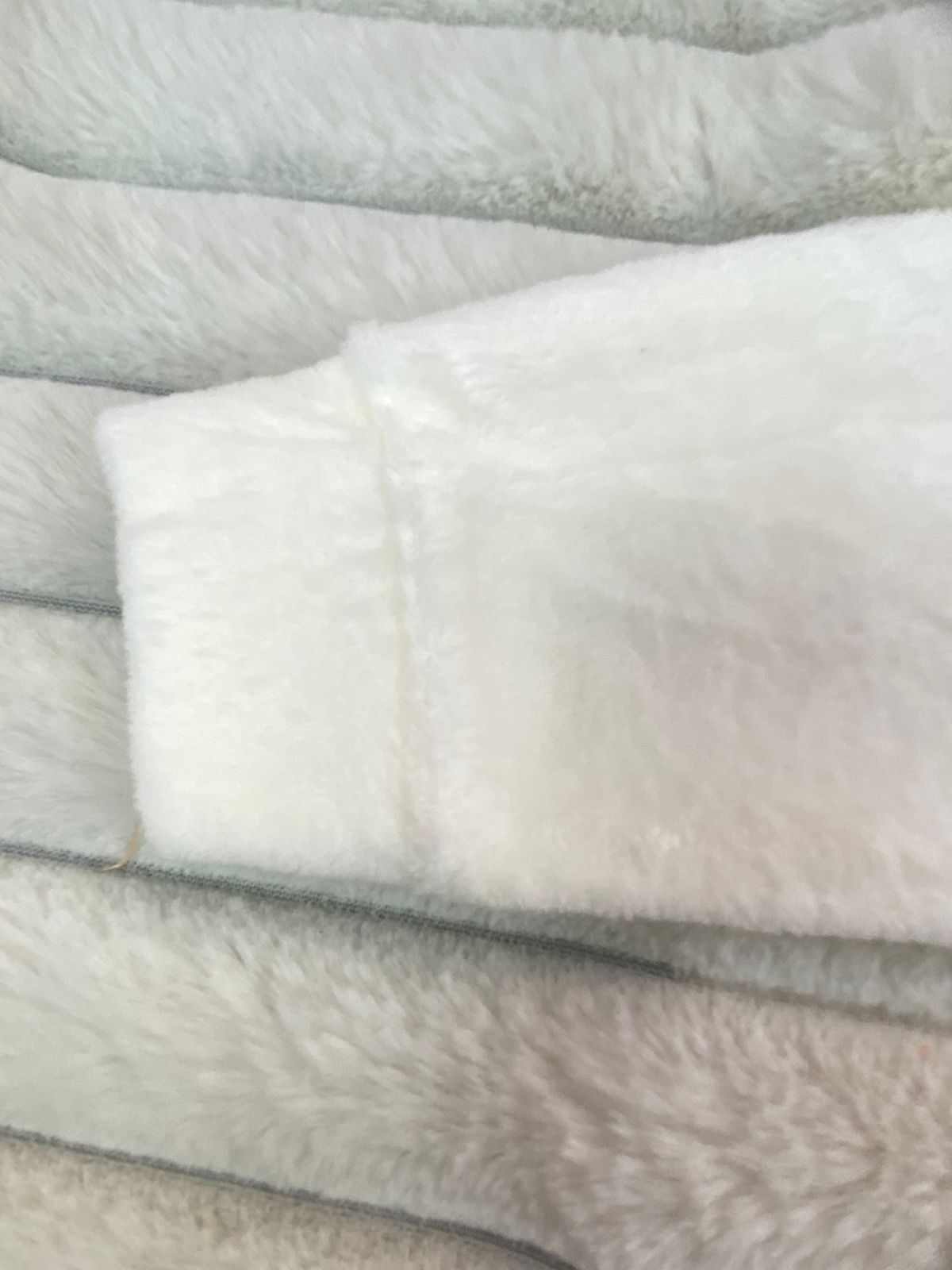 طقم مستشفي قطيفه 100% مكون من اربع قطع رسمة دب وسحابه 🩷💙🖤