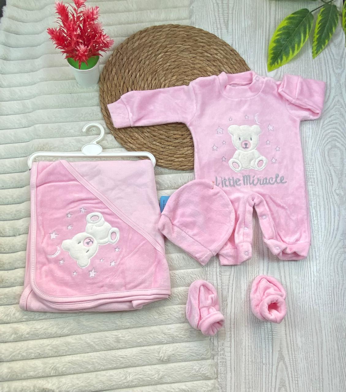 طقم مستشفي قطيفه 100% مكون من اربع قطع رسمة دب 🩷💙🖤