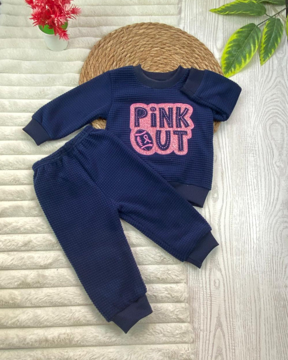 طقم بناتي شتوي خامه قطيفه مكون من قطعتين مبطن من الداخل pink out🤍🤍