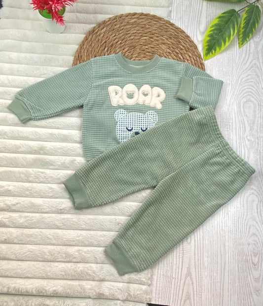 طقم  اولادي وبناتي شتوي خامه قطيفه مكون من قطعتين مبطن من الداخل رسمة دب🤍🤍