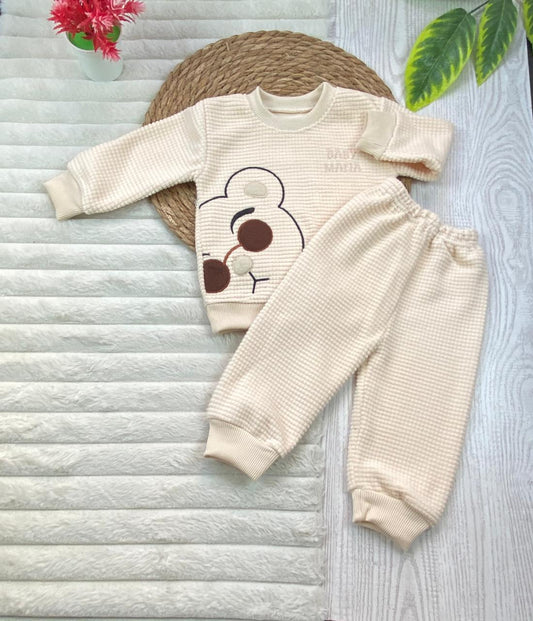 طقم  اولادي وبناتي شتوي خامه قطيفه مكون من قطعتين مبطن من الداخل baby mafia🤍🤍