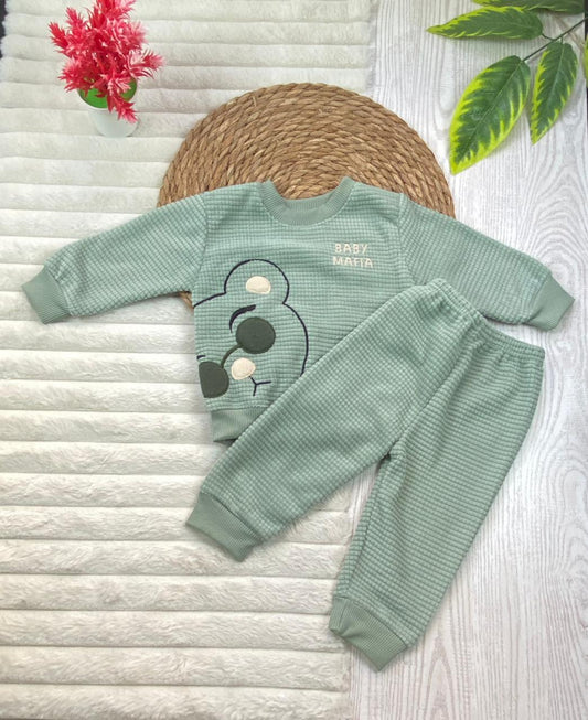 طقم  اولادي وبناتي شتوي خامه قطيفه مكون من قطعتين مبطن من الداخل baby mafia🤍🤍