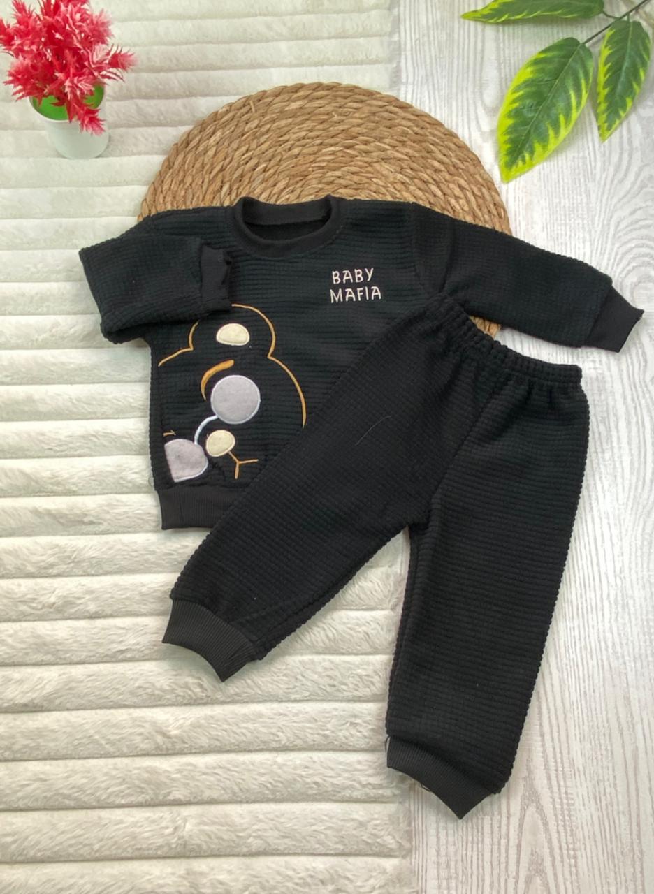 طقم  اولادي وبناتي شتوي خامه قطيفه مكون من قطعتين مبطن من الداخل baby mafia🤍🤍