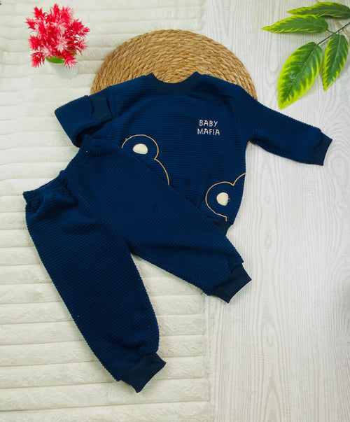 طقم  اولادي وبناتي شتوي خامه قطيفه مكون من قطعتين مبطن من الداخل baby mafia🤍🤍