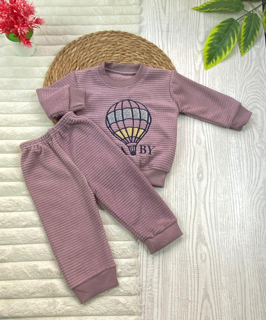 طقم  اولادي وبناتي شتوي خامه قطيفه مكون من قطعتين مبطن من الداخل رسمة المظله🤍🤍