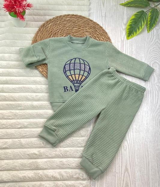 طقم  اولادي وبناتي شتوي خامه قطيفه مكون من قطعتين مبطن من الداخل رسمة المظله🤍🤍