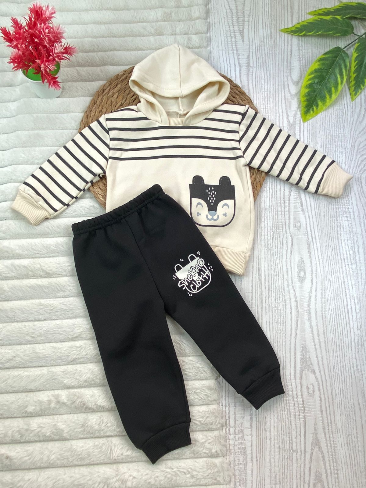 طقم اولادي وبناتي شتوي خامه ميلتون مكون من قطعتين رسمة سنجاب❤️🤍